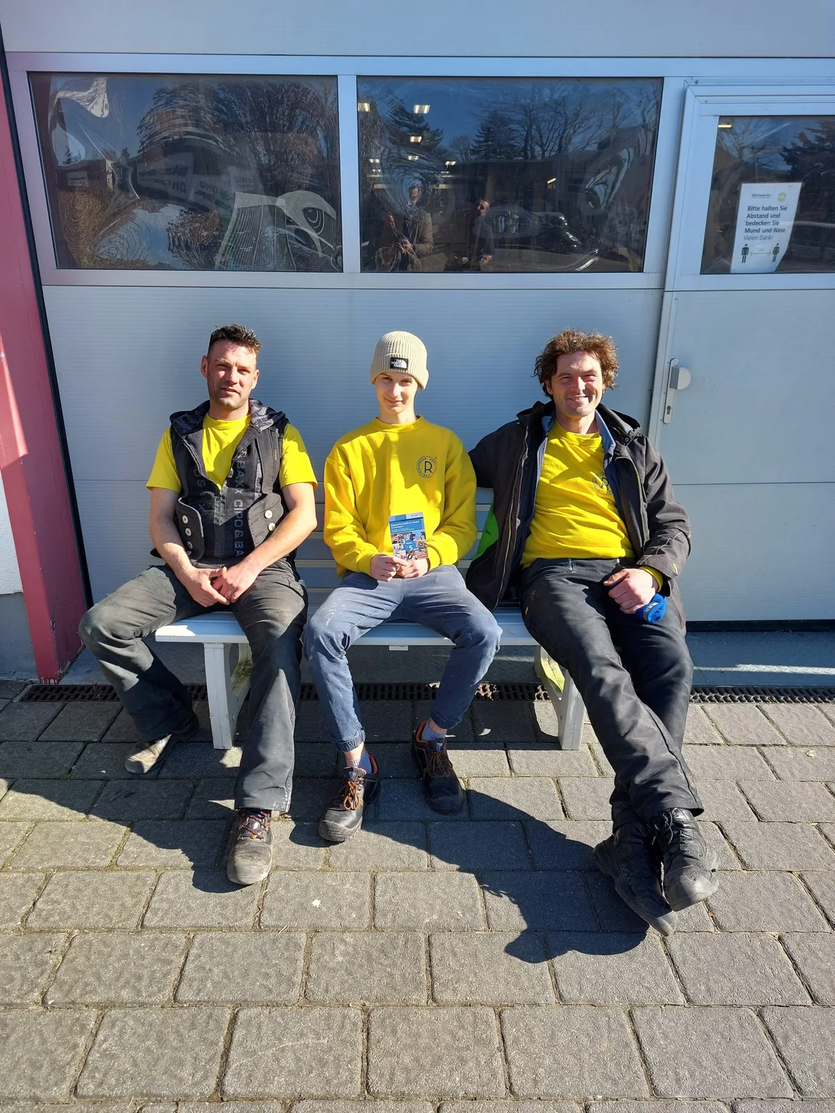 Apprentices and team in scaffolding – Rohrgerüstbau Pronin Hamburg