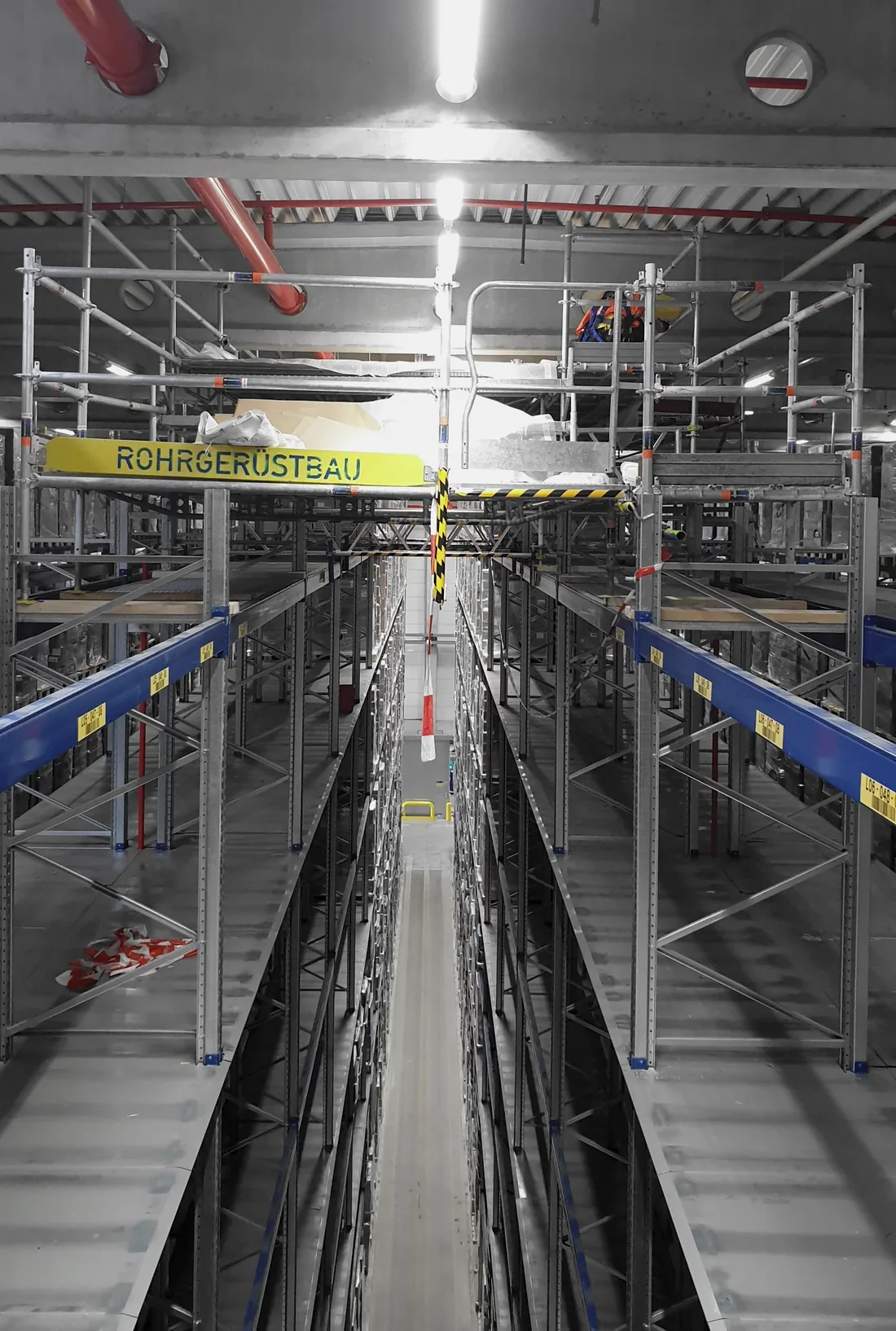 Special scaffolding in a high-bay warehouse – Rohrgerüstbau Pronin