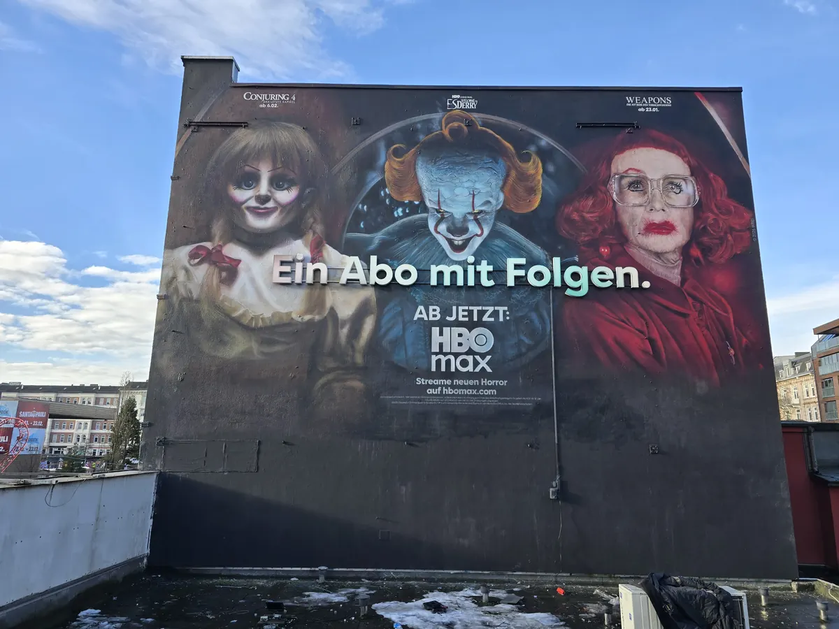 Advertising scaffold with a large campaign motif – Rohrgerüstbau Pronin