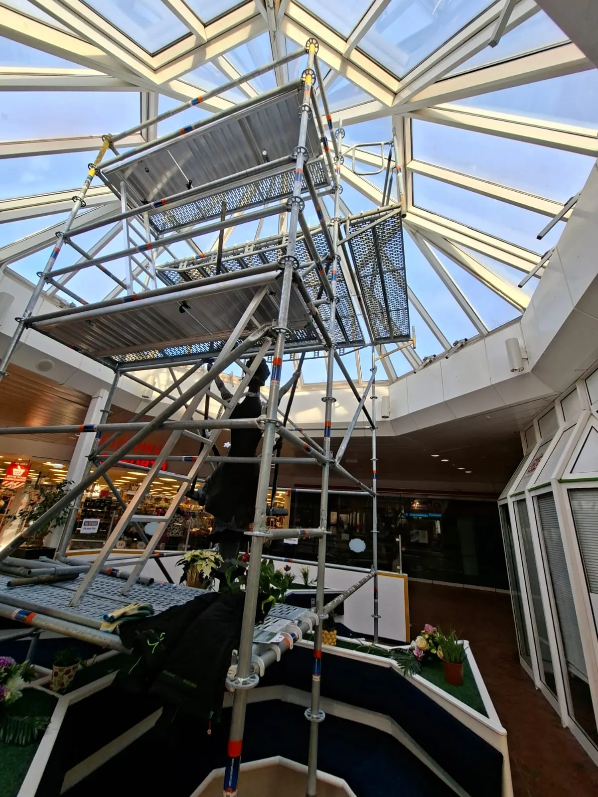 Advertising scaffold carrying a mural – Rohrgerüstbau Pronin